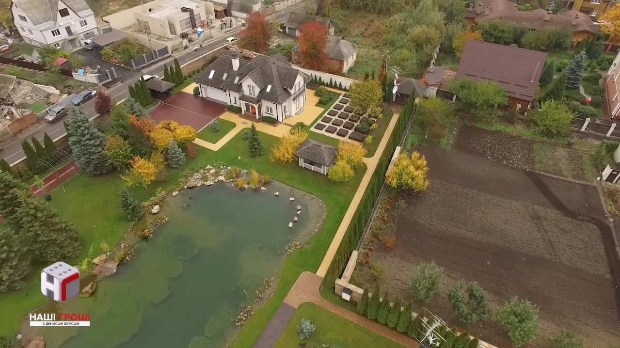 &quot;Зібрала врожай&quot;: Королевська приховала дорогий маєток під Києвом